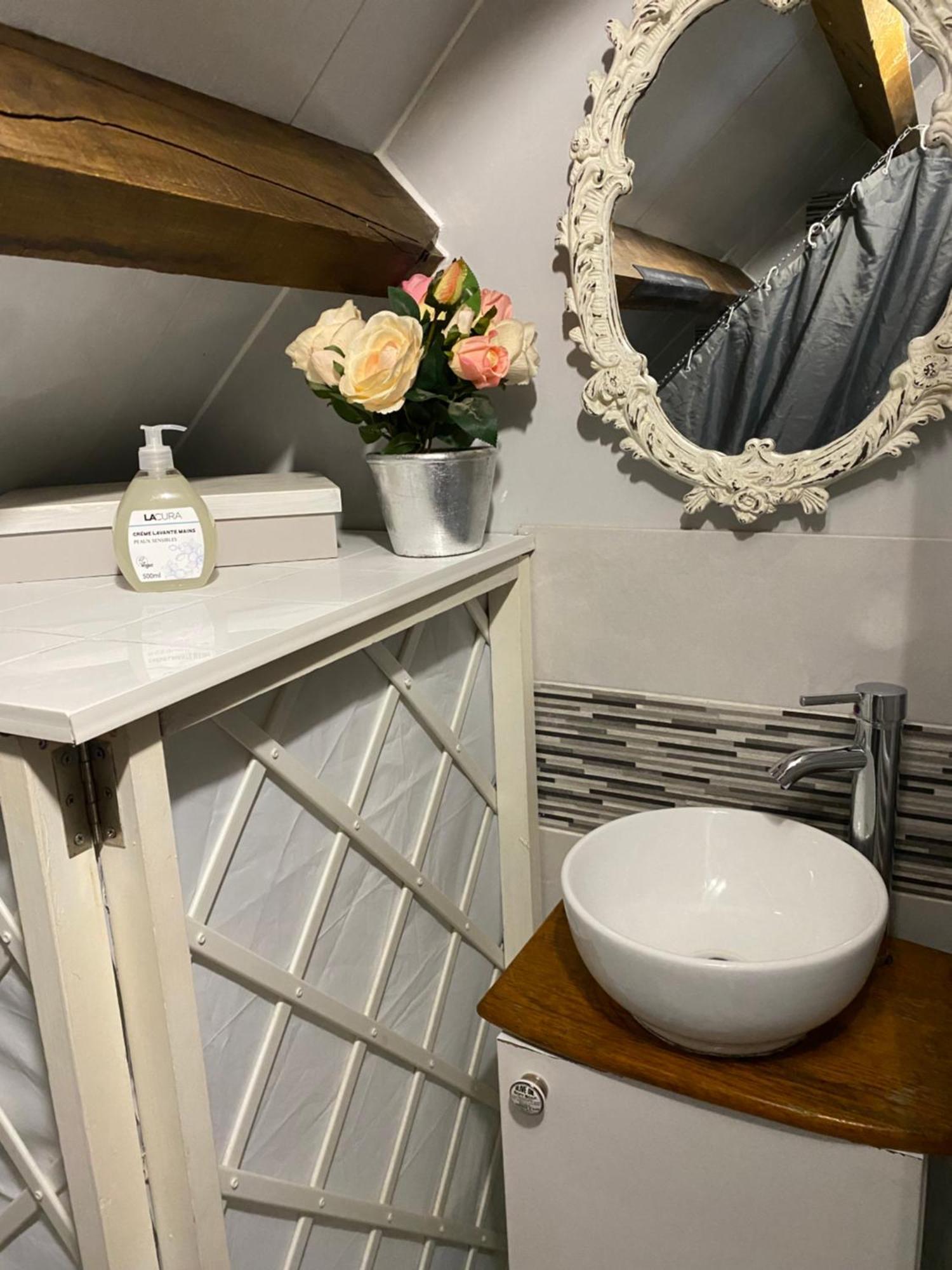 Spacious, Rustic Studio Space For 2 Persons Saint-Cyr-du-Bailleul Luaran gambar
